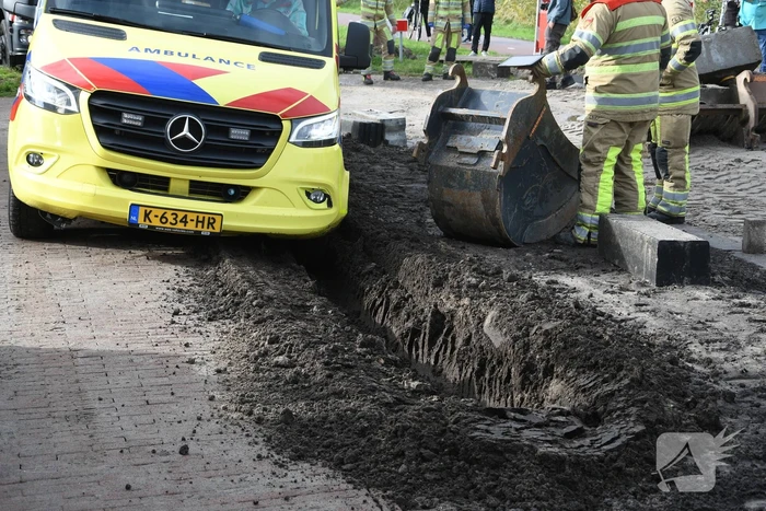Ambulance met spoed rit rijdt zicht vast