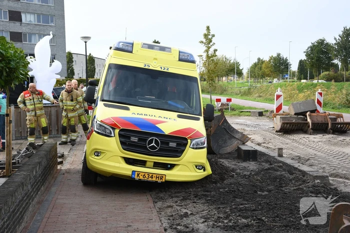 Ambulance met spoed rit rijdt zicht vast