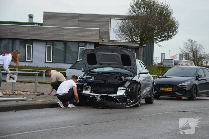 Personenauto klapt op lantaarnpaal