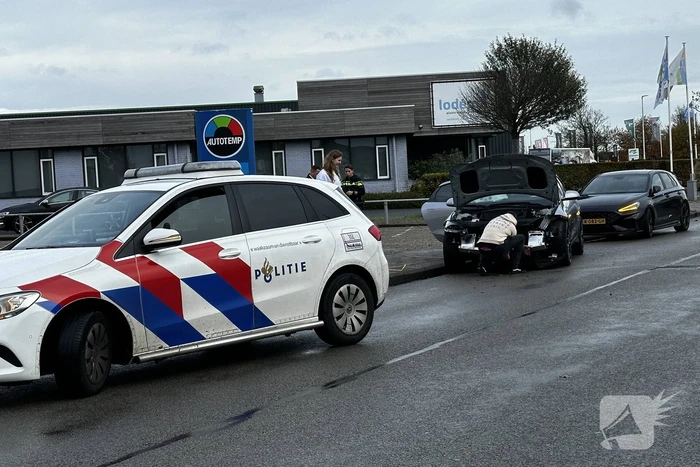 Personenauto klapt op lantaarnpaal