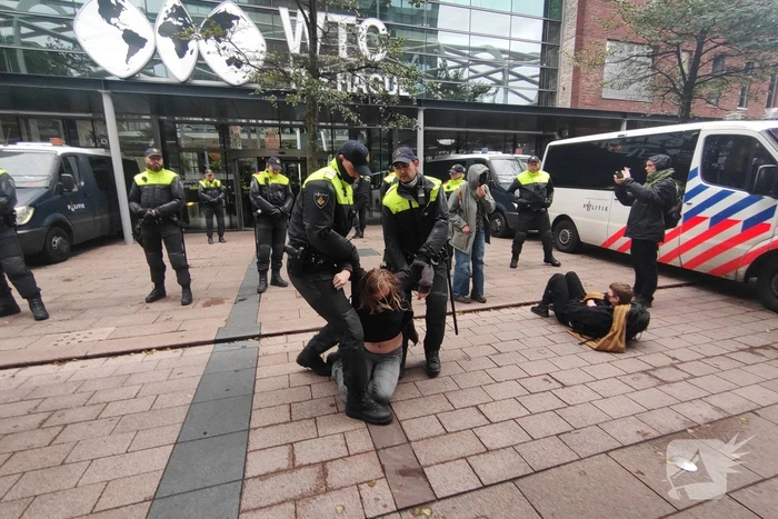 Bezetting in het Haags WTC tijdens landelijk woonprotest
