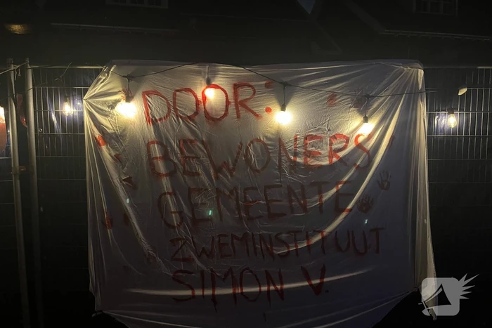 Veel mensen de straat op voor enge Halloweentocht