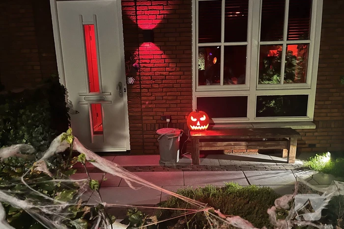 Veel mensen de straat op voor enge Halloweentocht