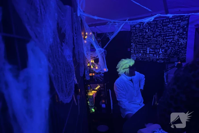 Veel mensen de straat op voor enge Halloweentocht
