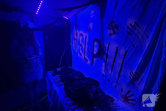Veel mensen de straat op voor enge Halloweentocht