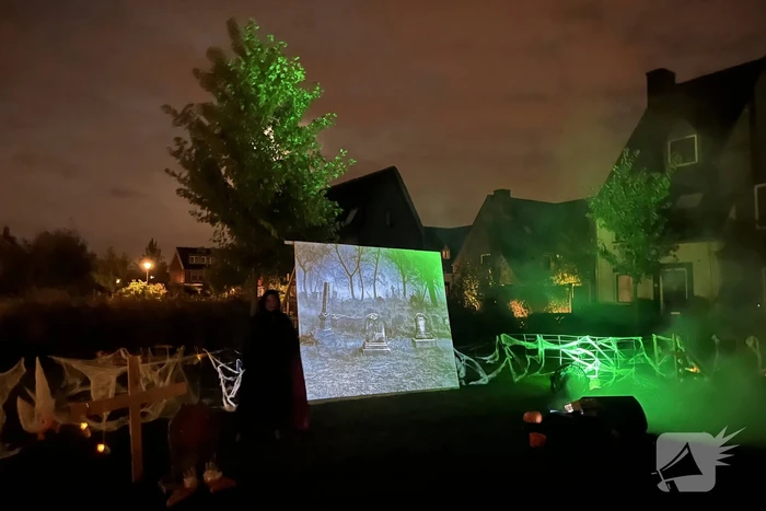 Veel mensen de straat op voor enge Halloweentocht