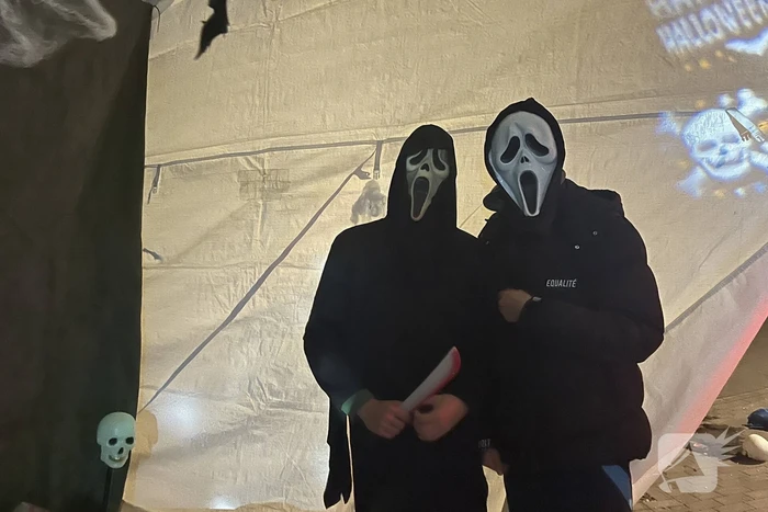 Veel mensen de straat op voor enge Halloweentocht