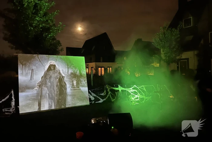 Veel mensen de straat op voor enge Halloweentocht