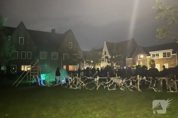 Veel mensen de straat op voor enge Halloweentocht