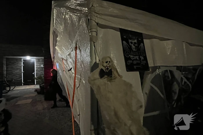 Veel mensen de straat op voor enge Halloweentocht