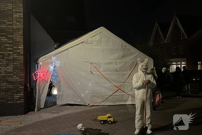 Veel mensen de straat op voor enge Halloweentocht