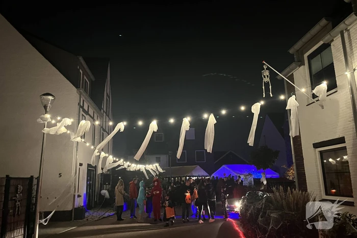 Veel mensen de straat op voor enge Halloweentocht