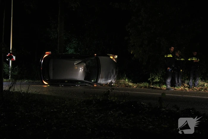 Auto op zijkant door ongeval