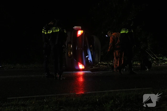 Auto op zijkant door ongeval