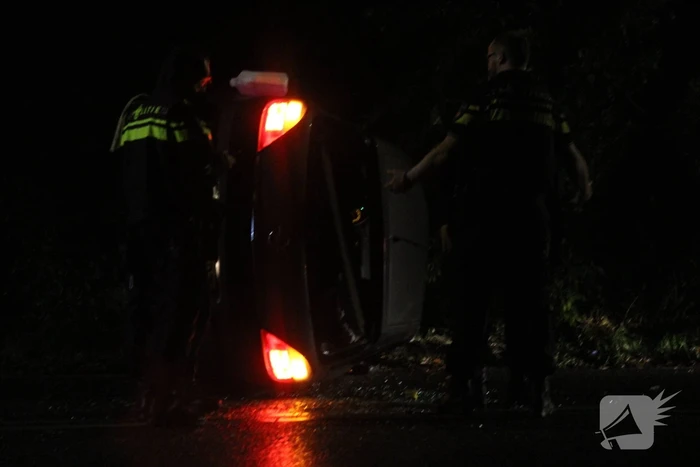 Auto op zijkant door ongeval