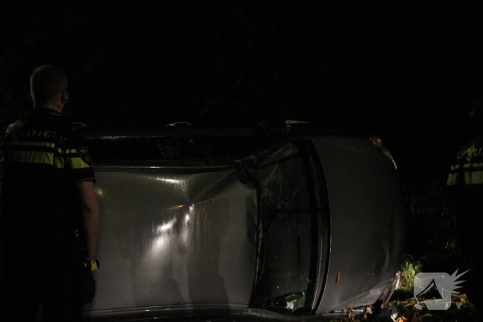 Auto op zijkant door ongeval