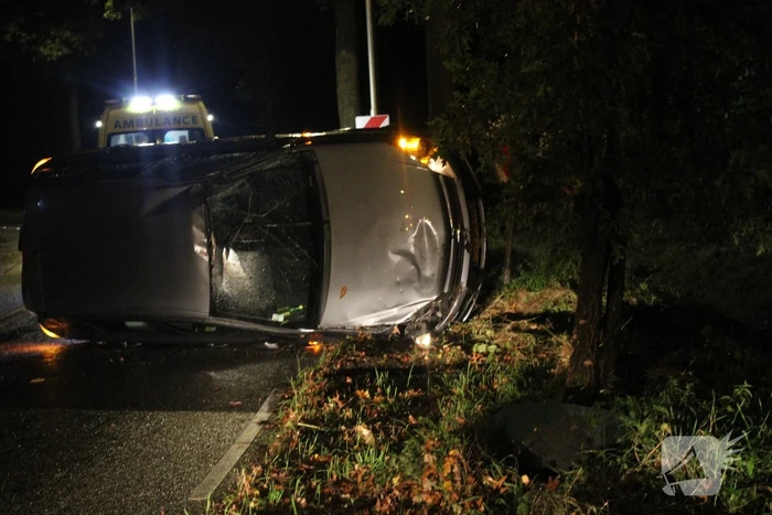Auto op zijkant door ongeval