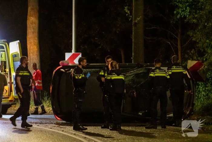 Auto op zijkant door ongeval