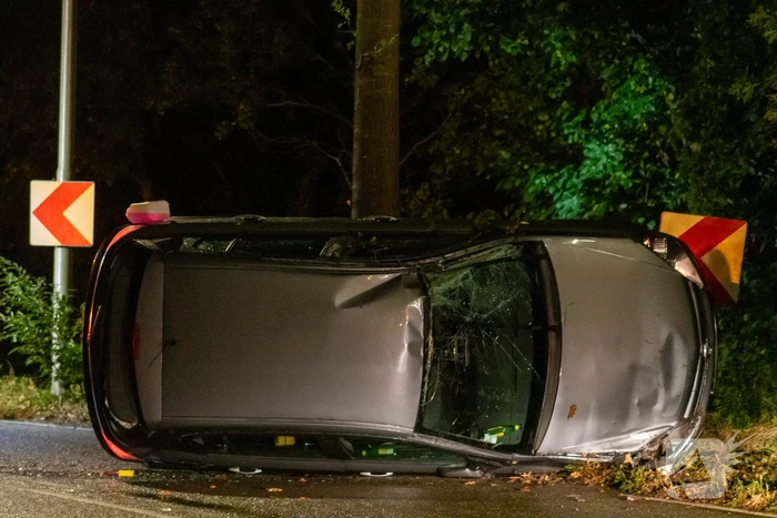 Auto op zijkant door ongeval