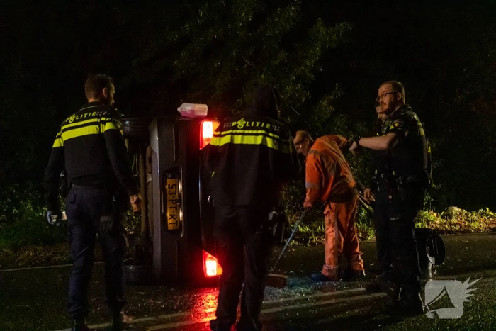 Auto op zijkant door ongeval