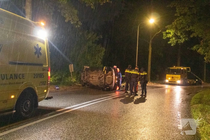Auto op zijkant door ongeval