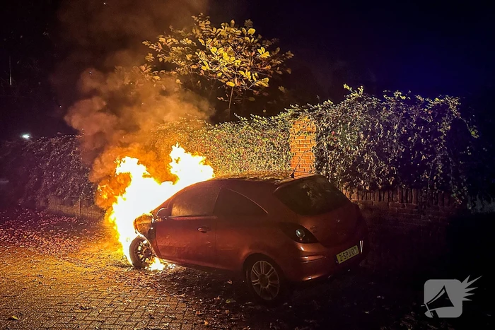 Geparkeerde personenauto uitgebrand