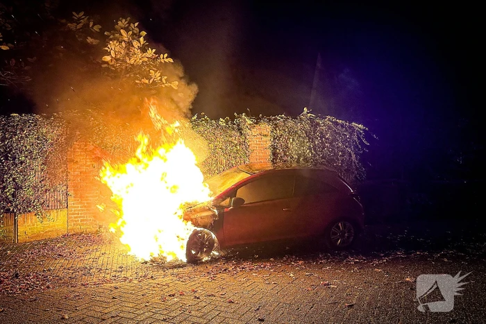 Geparkeerde personenauto uitgebrand