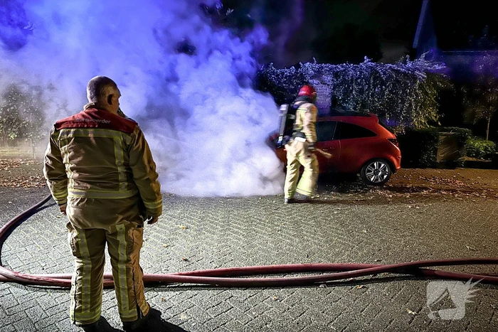 Geparkeerde personenauto uitgebrand