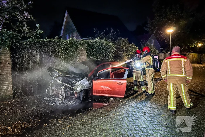 Geparkeerde personenauto uitgebrand