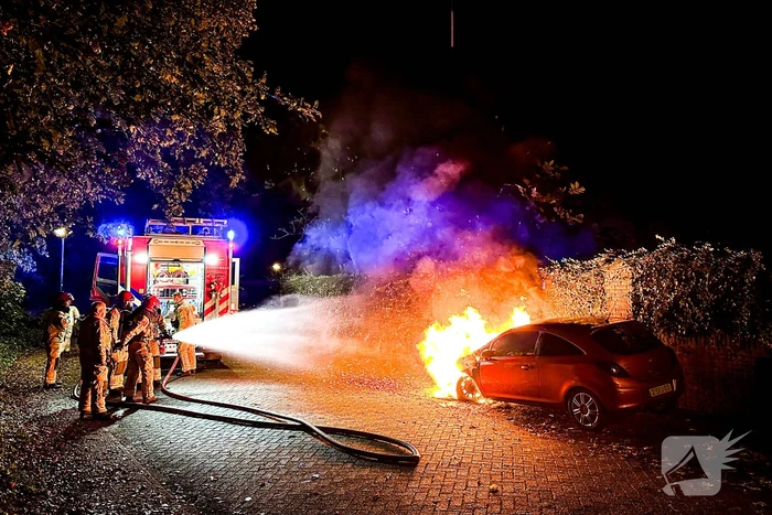 Geparkeerde personenauto uitgebrand