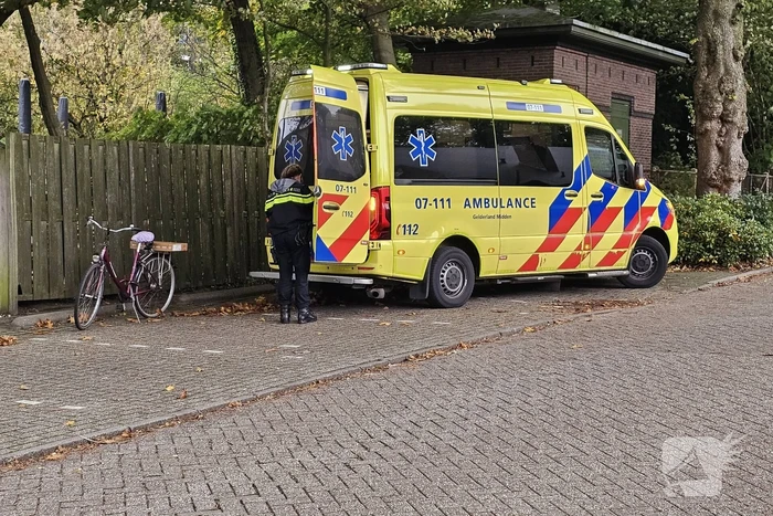 Fietser valt door glad wegdek