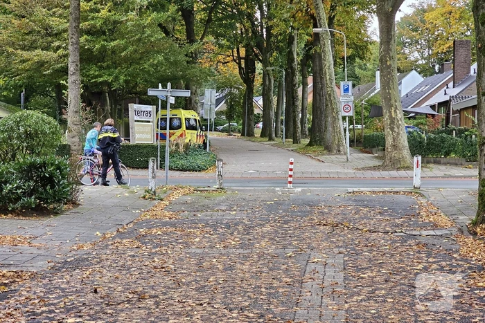 Fietser valt door glad wegdek