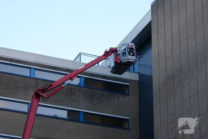 Brandweer controleert flat op mogelijke brand