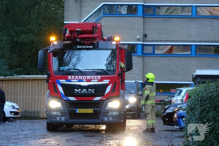 Brandweer controleert flat op mogelijke brand