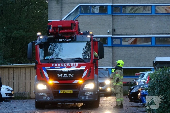 Brandweer controleert flat op mogelijke brand