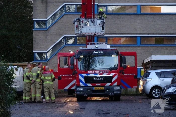 Brandweer controleert flat op mogelijke brand