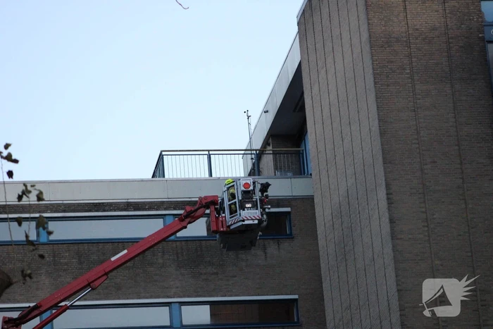Brandweer controleert flat op mogelijke brand