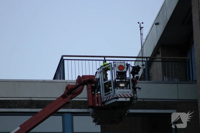 Brandweer controleert flat op mogelijke brand