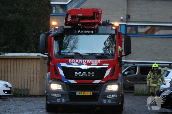 Brandweer controleert flat op mogelijke brand
