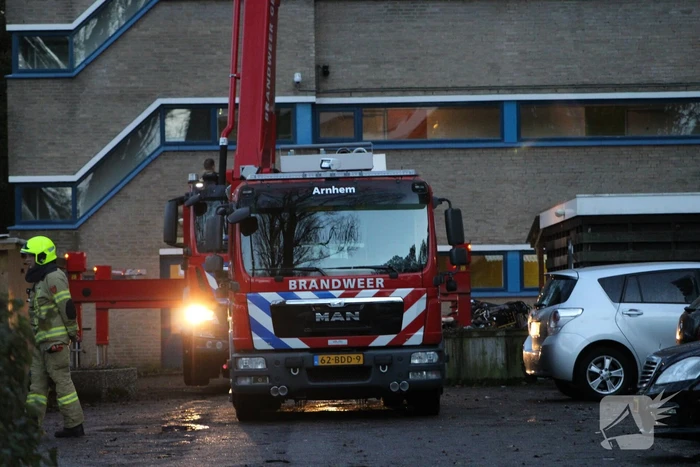 Brandweer controleert flat op mogelijke brand