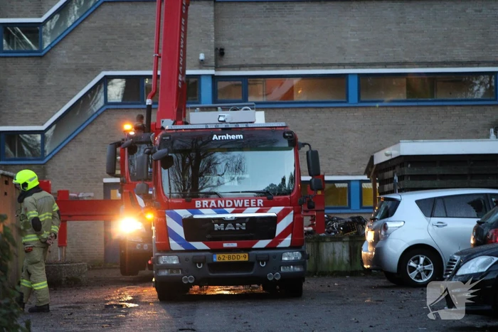 Brandweer controleert flat op mogelijke brand