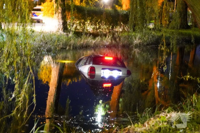 Auto in de bocht te water