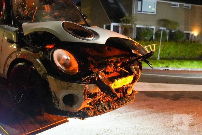 Auto in de bocht te water