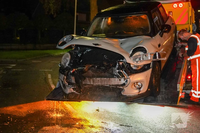 Auto in de bocht te water