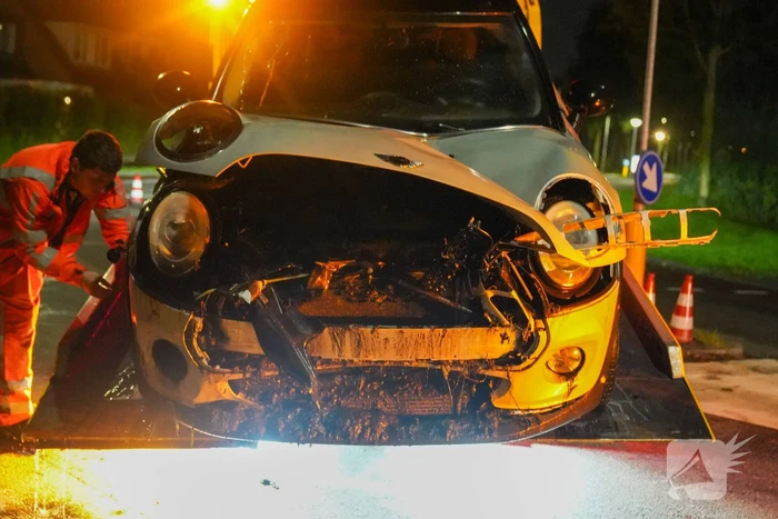 Auto in de bocht te water