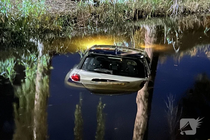 Auto in de bocht te water