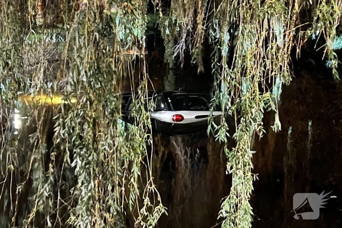 Auto in de bocht te water