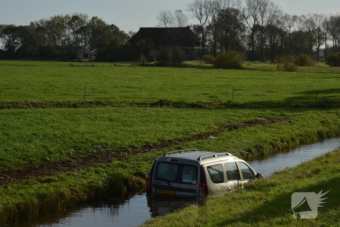 Automobilist belandt in sloot bij eenzijdig ongeval