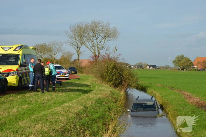 Automobilist belandt in sloot bij eenzijdig ongeval