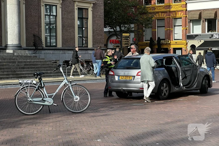 Fietser en auto botsen